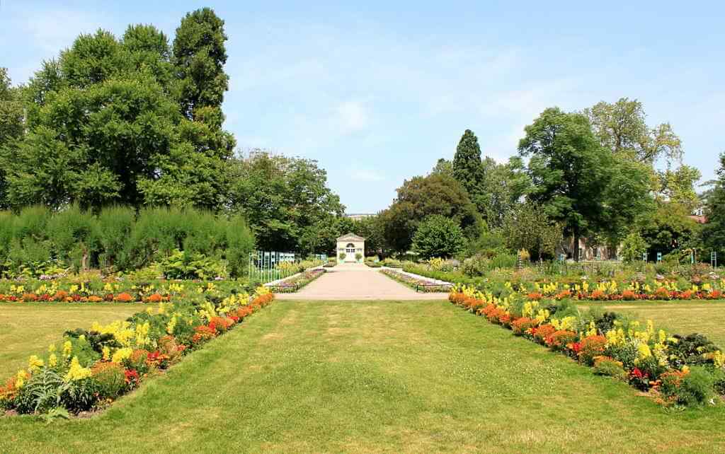 https://mdw-travel-data-us-east-1.s3.amazonaws.com/img/country/France/Botanical-Garden-of-Arquebuse/img_01.jpg