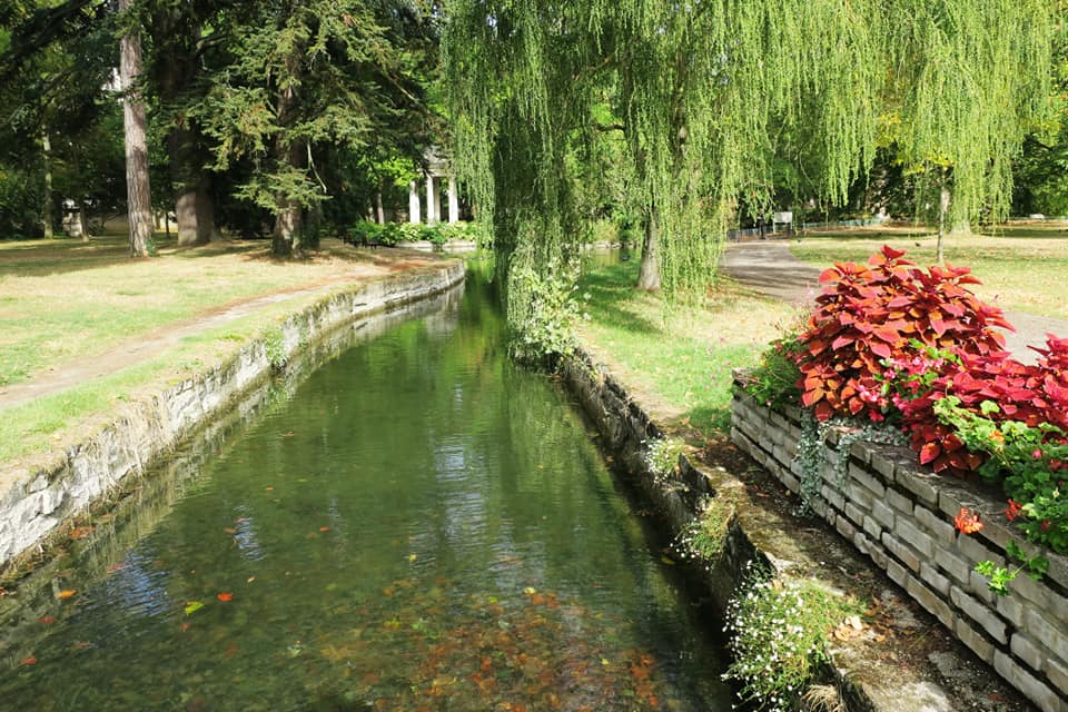 https://mdw-travel-data-us-east-1.s3.amazonaws.com/img/country/France/Botanical-Garden-of-Arquebuse/img_03.jpg