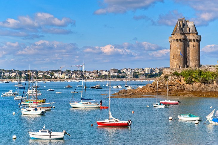 https://mdw-travel-data-us-east-1.s3.amazonaws.com/img/country/France/Brittany-Tower/img_01.jpg