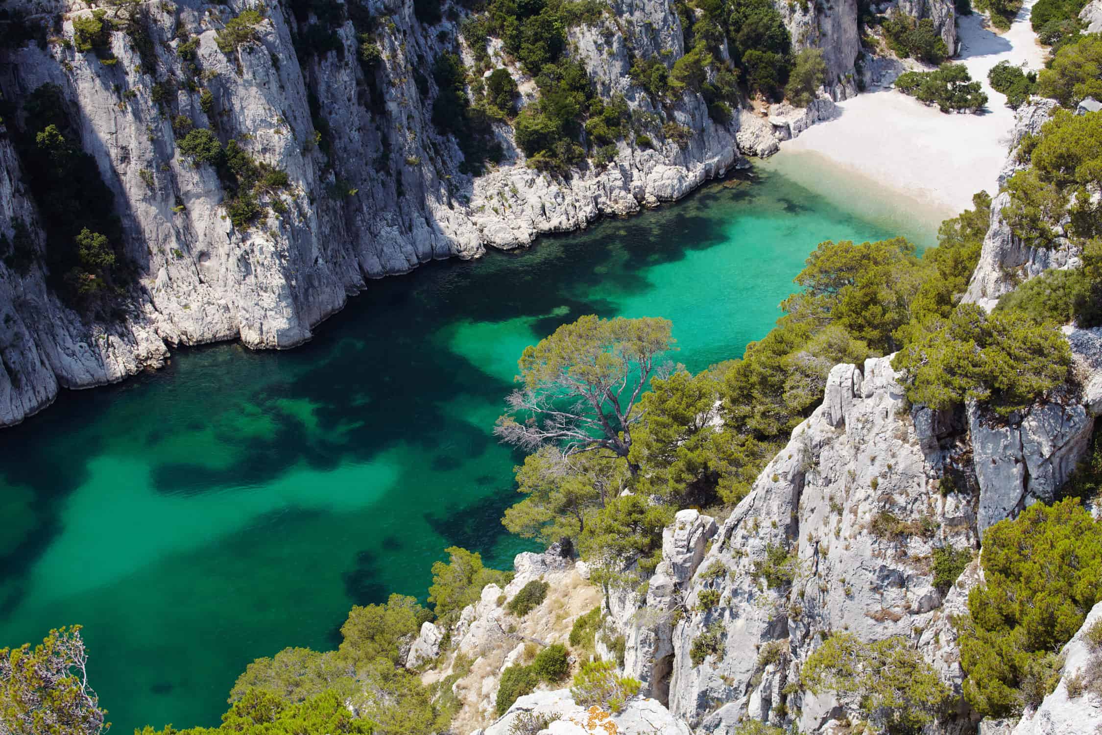 https://mdw-travel-data-us-east-1.s3.amazonaws.com/img/country/France/Calanques-National-Park/img_02.jpg