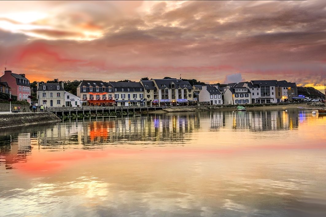https://mdw-travel-data-us-east-1.s3.amazonaws.com/img/country/France/Camaret-sur-Mer/img_01.jpg