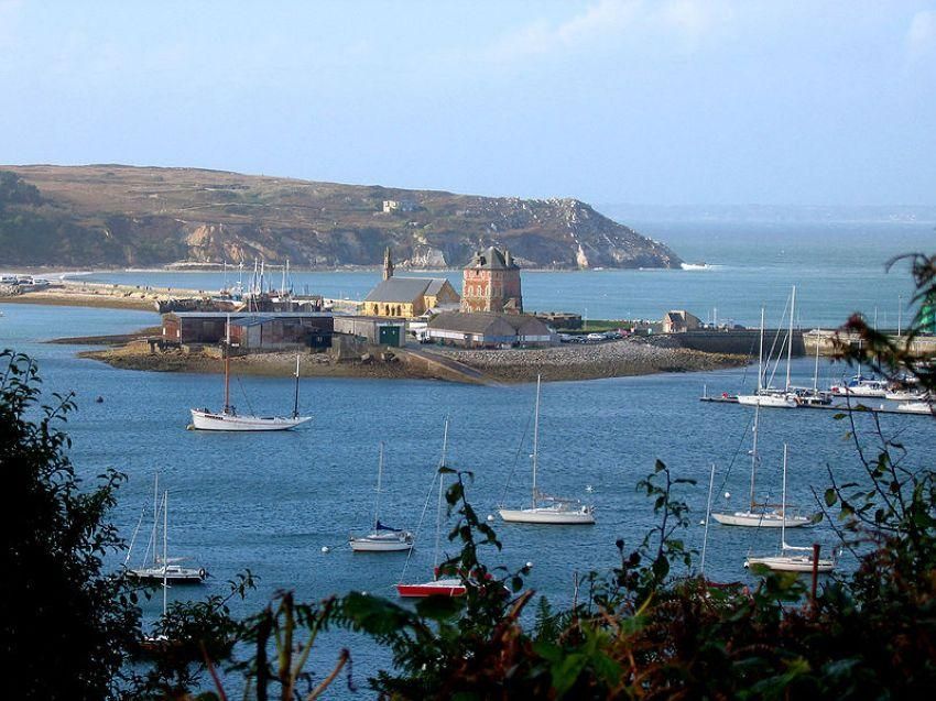 https://mdw-travel-data-us-east-1.s3.amazonaws.com/img/country/France/Camaret-sur-Mer/img_02.jpg