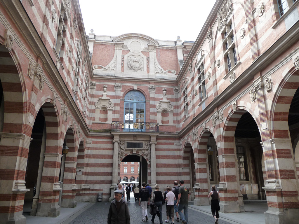 https://mdw-travel-data-us-east-1.s3.amazonaws.com/img/country/France/Capitole-de-Toulouse/img_01.jpg