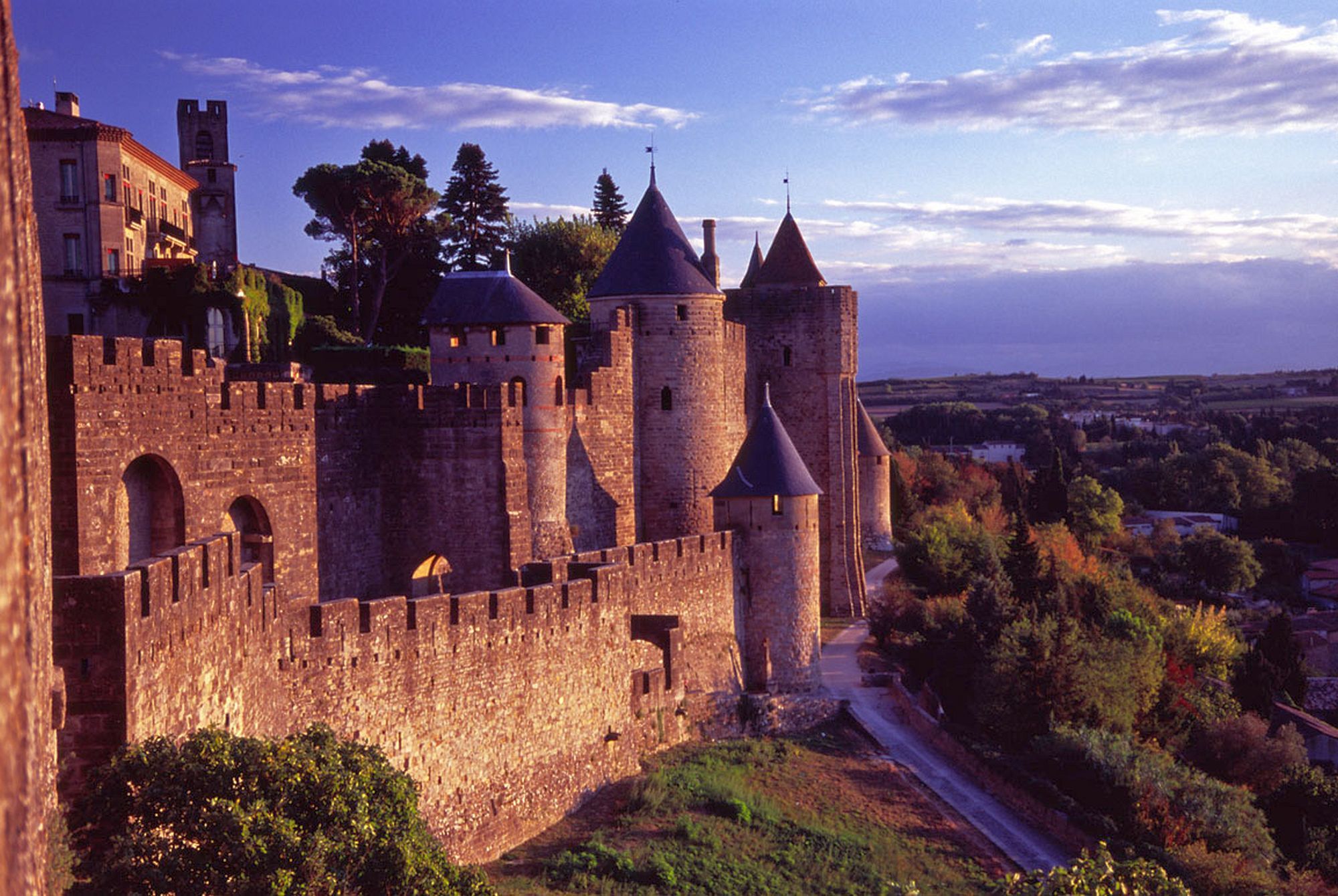 https://mdw-travel-data-us-east-1.s3.amazonaws.com/img/country/France/Carcassonne-Cathedral/img_02.jpg