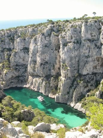 https://mdw-travel-data-us-east-1.s3.amazonaws.com/img/country/France/Cassissium/img_03.jpg