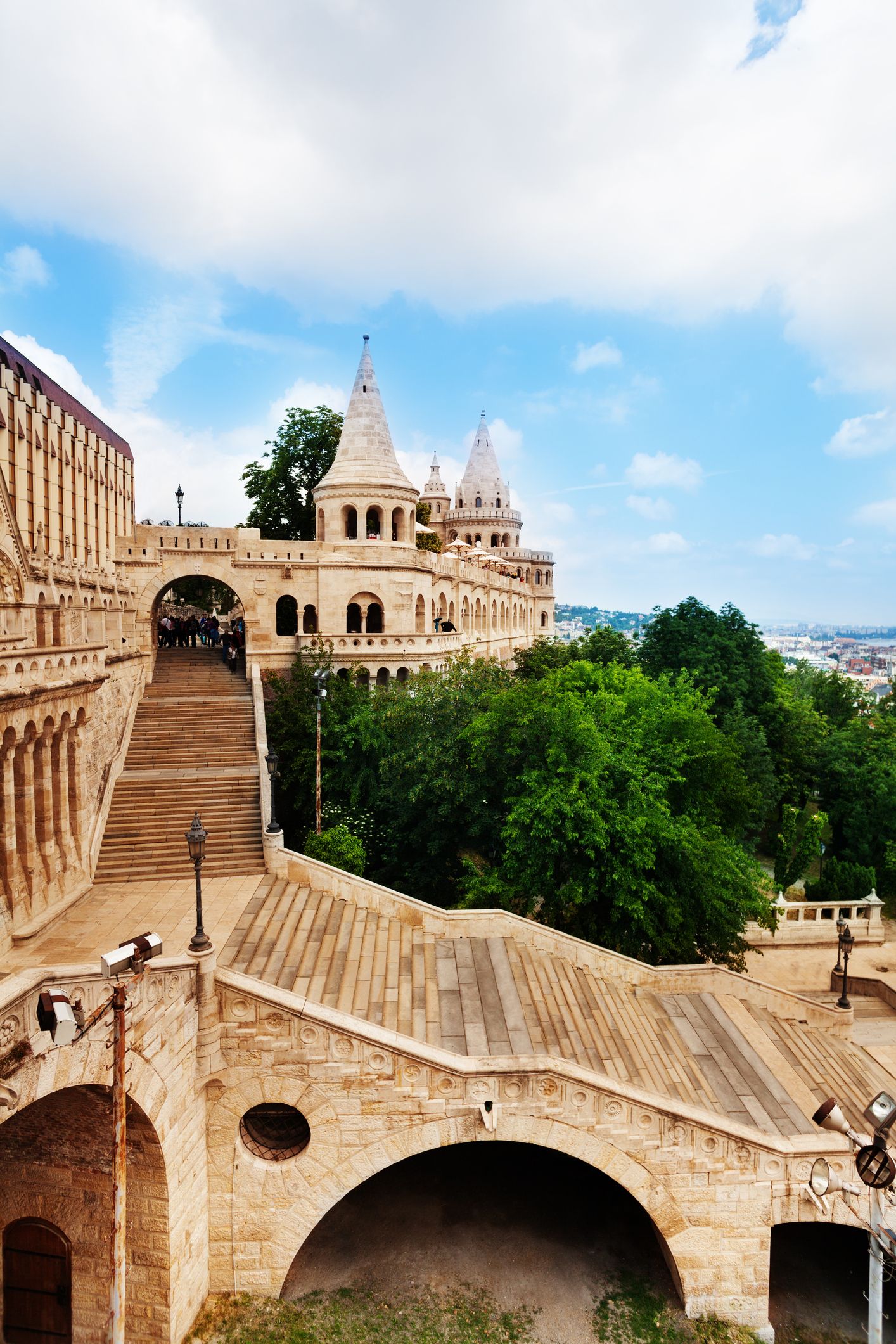 https://mdw-travel-data-us-east-1.s3.amazonaws.com/img/country/France/Castle-Hill/img_00.jpg