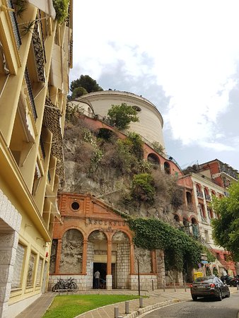 https://mdw-travel-data-us-east-1.s3.amazonaws.com/img/country/France/Castle-Hill/img_04.jpg