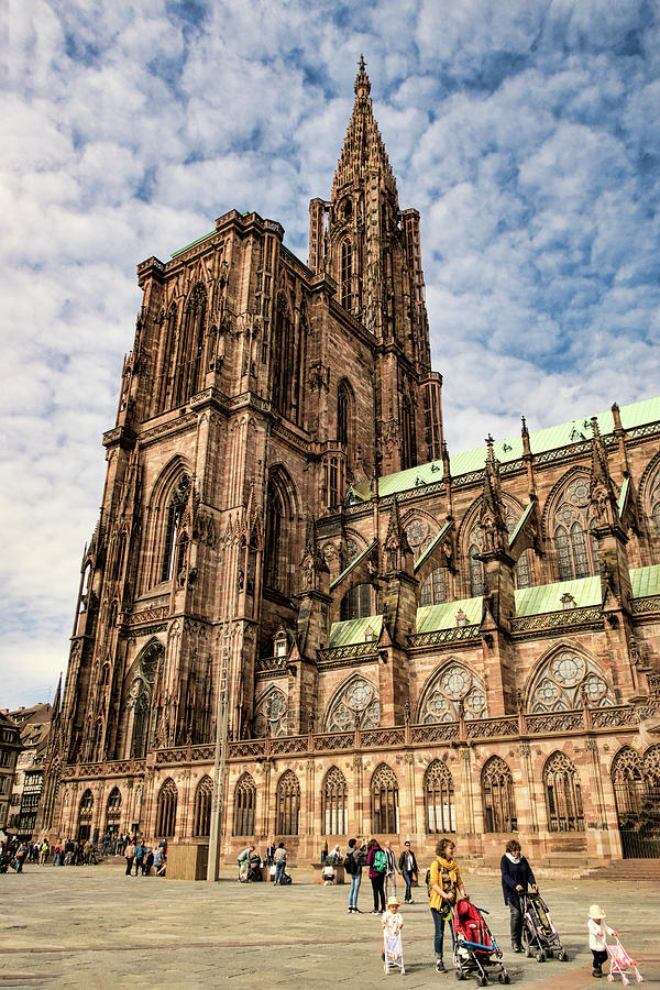 https://mdw-travel-data-us-east-1.s3.amazonaws.com/img/country/France/Cathedral-of-Our-Lady-of-Strasbourg/img_01.jpg