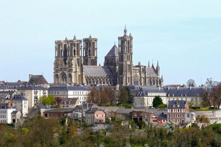 https://mdw-travel-data-us-east-1.s3.amazonaws.com/img/country/France/Cathedrale-Notre-Dame-de-Laon/img_01.jpg