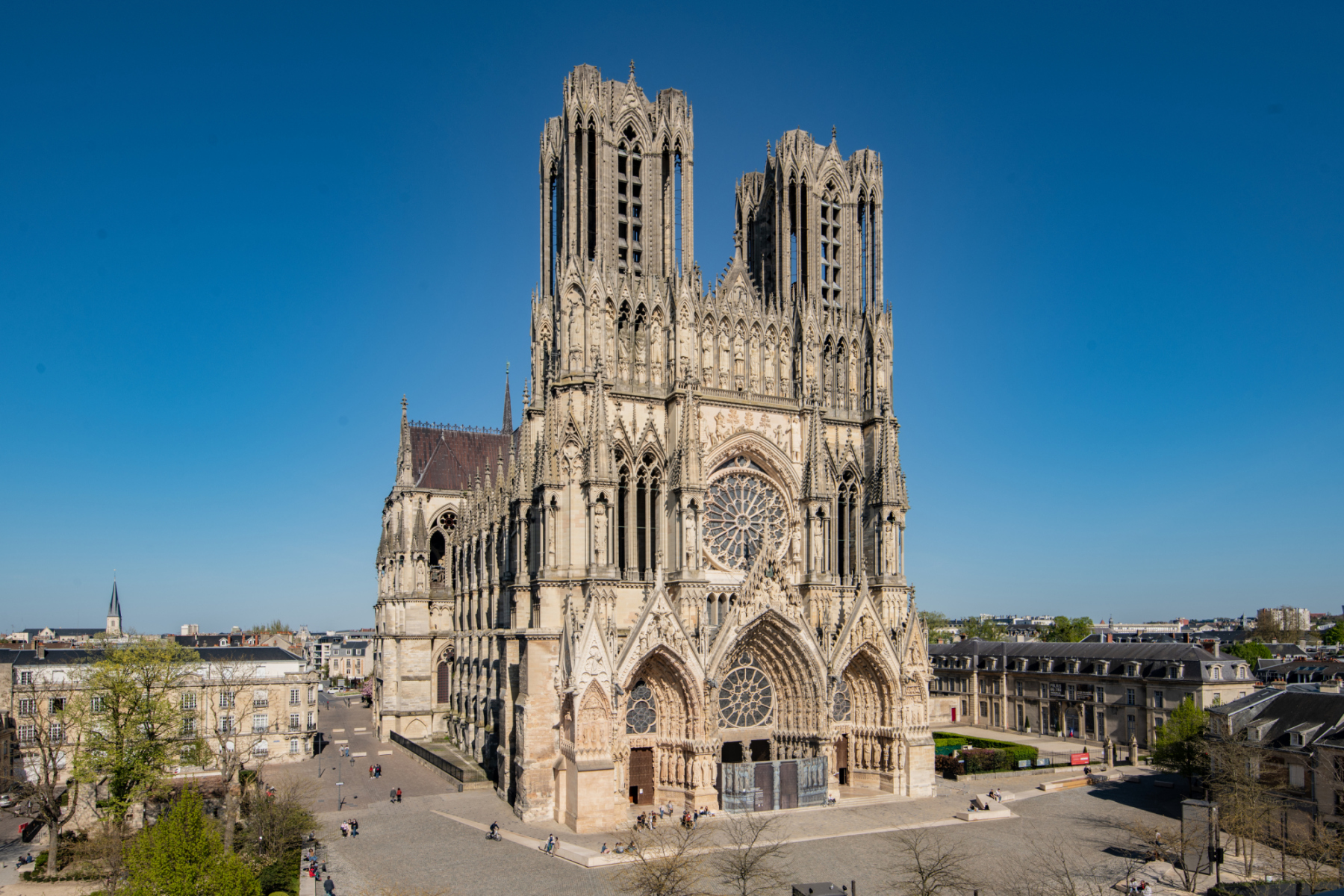 https://mdw-travel-data-us-east-1.s3.amazonaws.com/img/country/France/Cathedrale-Notre-Dame-de-Reims/img_01.jpg