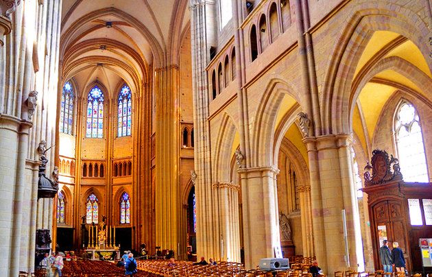 https://mdw-travel-data-us-east-1.s3.amazonaws.com/img/country/France/Cathedrale-Saint-Benigne-de-Dijon/img_01.jpg