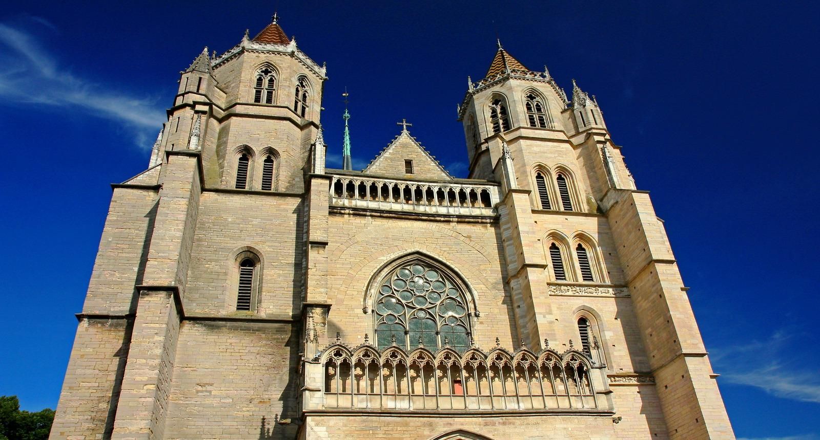 https://mdw-travel-data-us-east-1.s3.amazonaws.com/img/country/France/Cathedrale-Saint-Benigne-de-Dijon/img_02.jpg