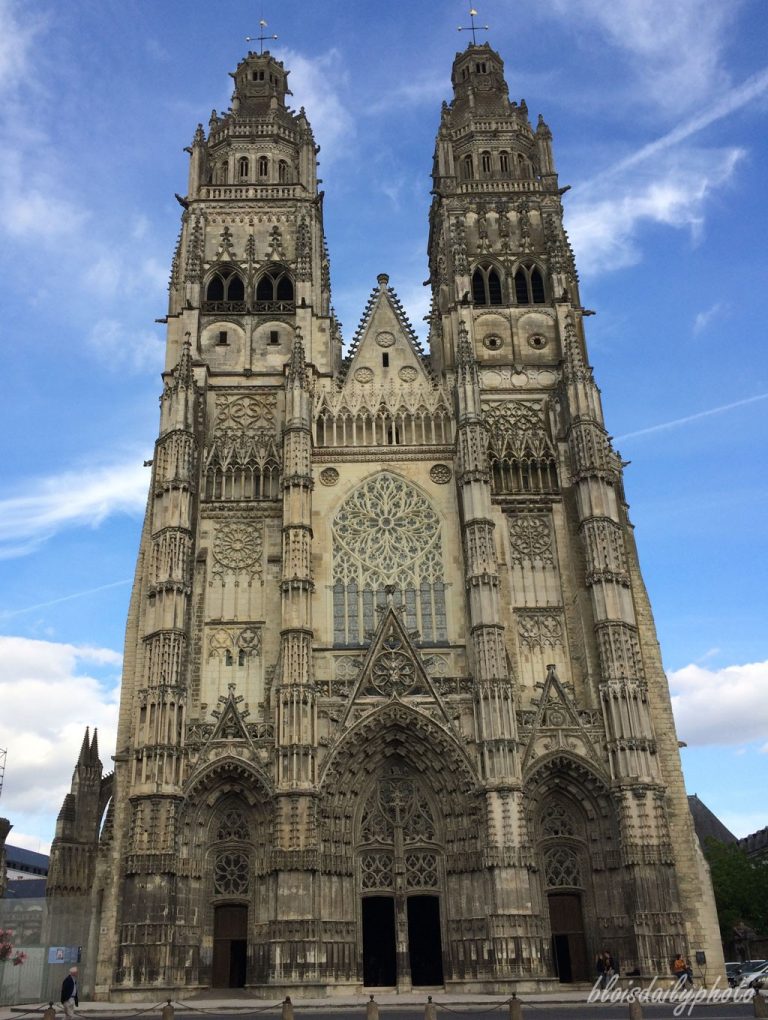 https://mdw-travel-data-us-east-1.s3.amazonaws.com/img/country/France/Cathedrale-Saint-Gatien-de-Tours/img_01.jpg