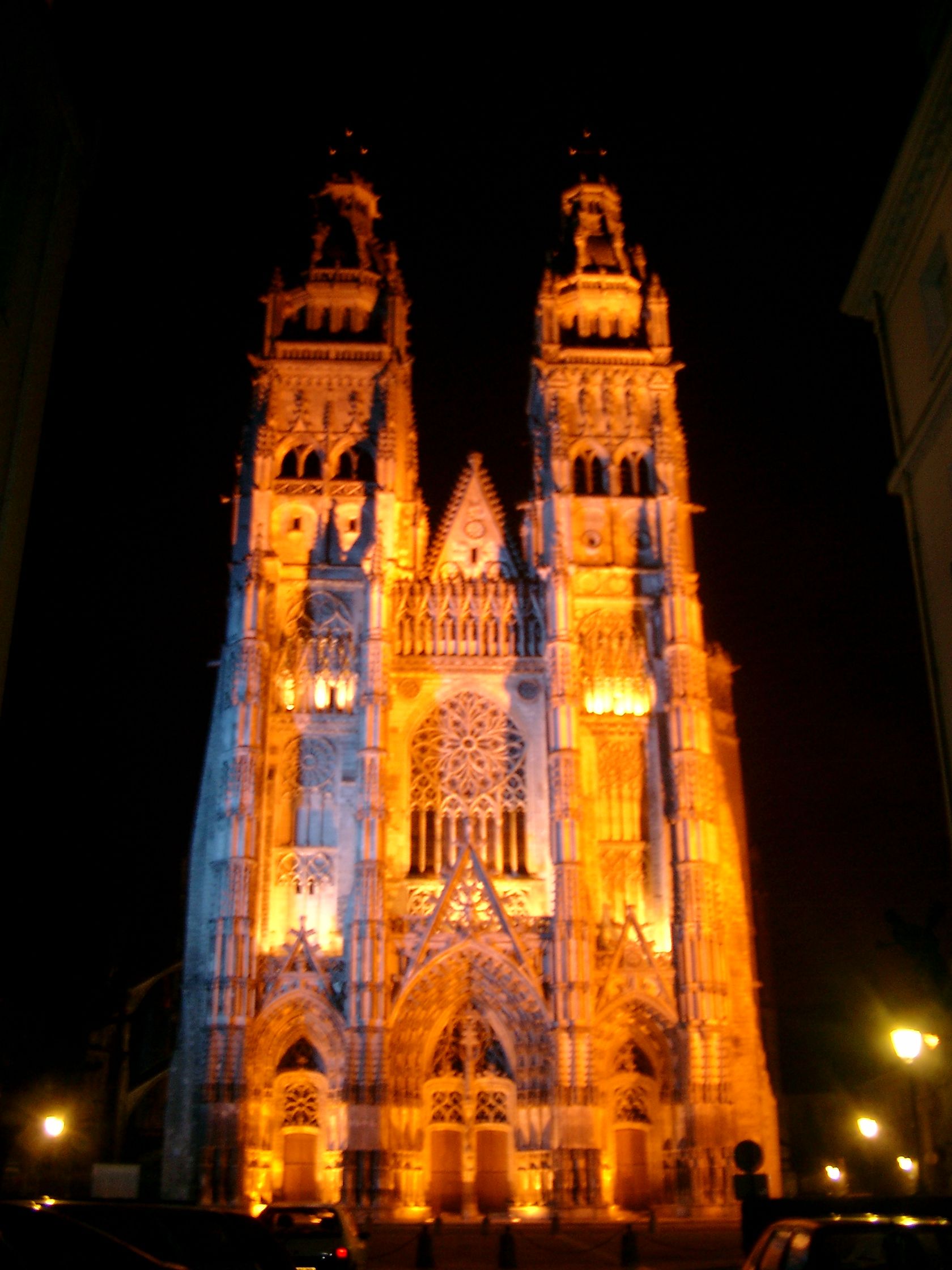 https://mdw-travel-data-us-east-1.s3.amazonaws.com/img/country/France/Cathedrale-Saint-Gatien-de-Tours/img_02.jpg