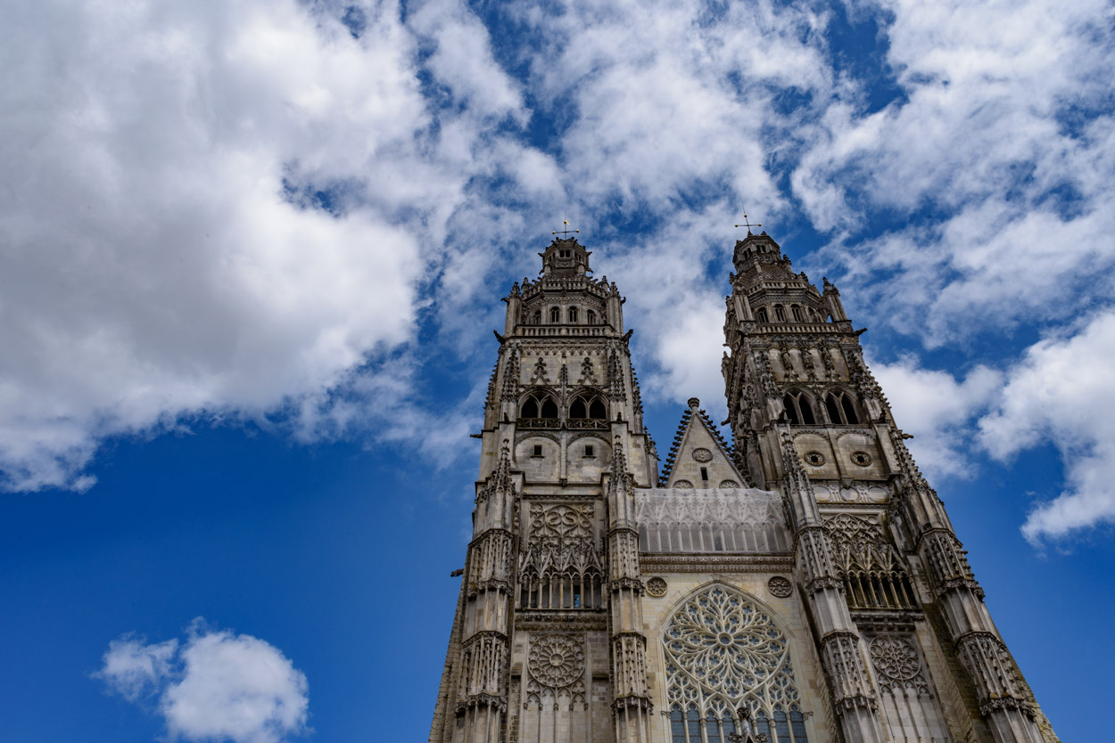 https://mdw-travel-data-us-east-1.s3.amazonaws.com/img/country/France/Cathedrale-Saint-Gatien-de-Tours/img_03.jpg