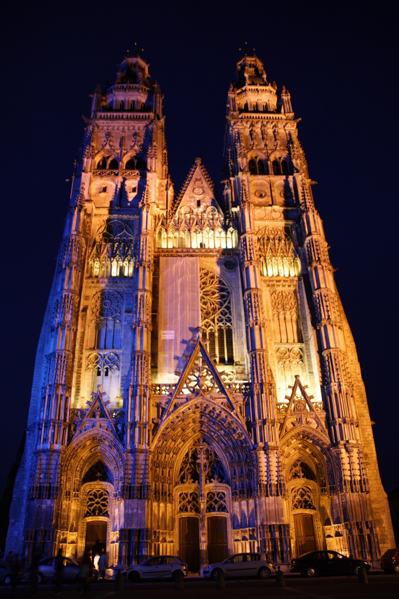 https://mdw-travel-data-us-east-1.s3.amazonaws.com/img/country/France/Cathedrale-Saint-Gatien/img_01.jpg