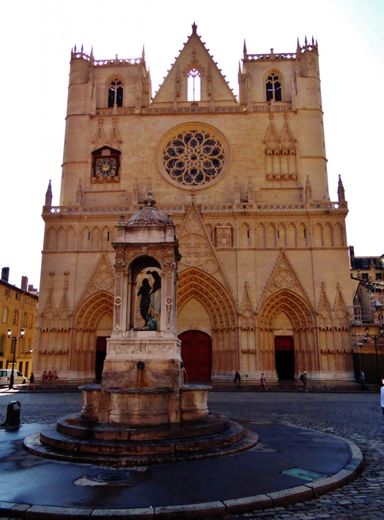 https://mdw-travel-data-us-east-1.s3.amazonaws.com/img/country/France/Cathedrale-Saint-Jean-Baptiste-de-Lyon/img_02.jpg