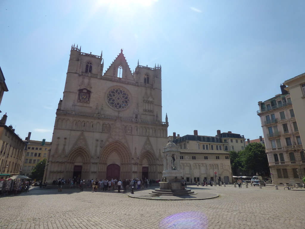 https://mdw-travel-data-us-east-1.s3.amazonaws.com/img/country/France/Cathedrale-Saint-Jean-Baptiste-de-Lyon/img_03.jpg