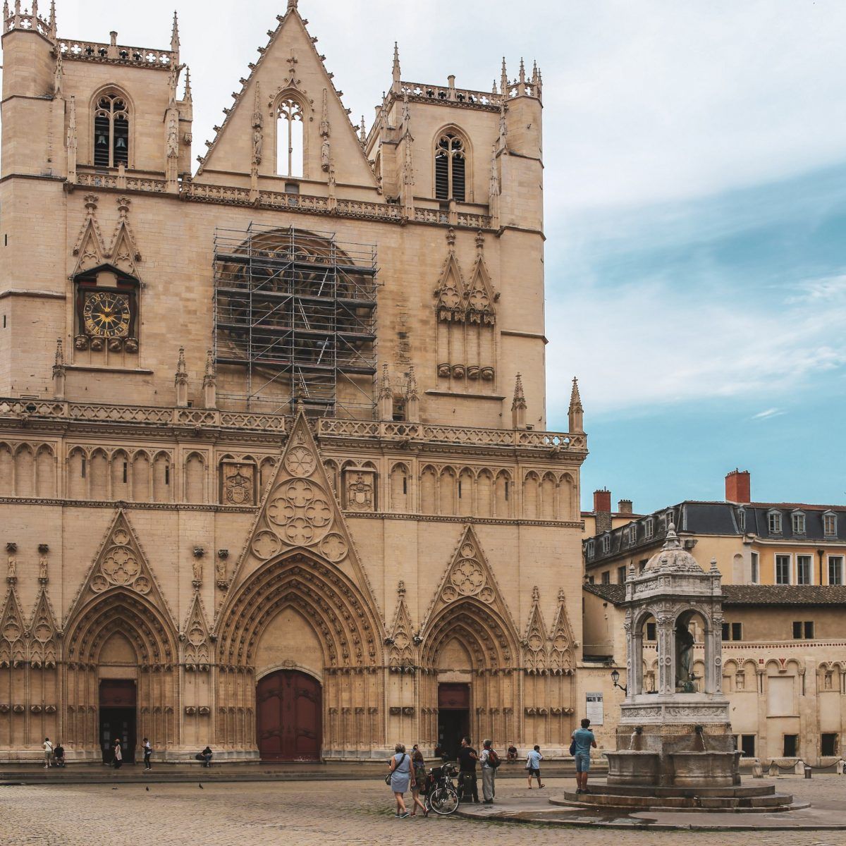 https://mdw-travel-data-us-east-1.s3.amazonaws.com/img/country/France/Cathedrale-Saint-Jean-Baptiste/img_01.jpg