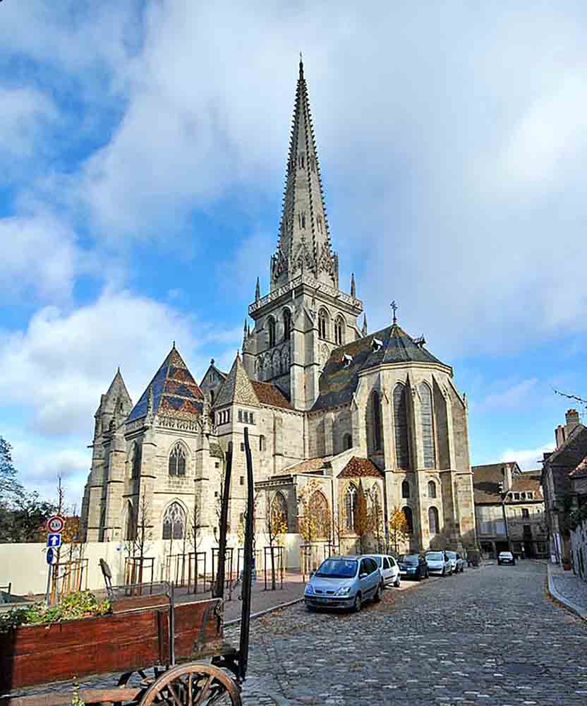 https://mdw-travel-data-us-east-1.s3.amazonaws.com/img/country/France/Cathedrale-Saint-Lazare/img_00.jpg