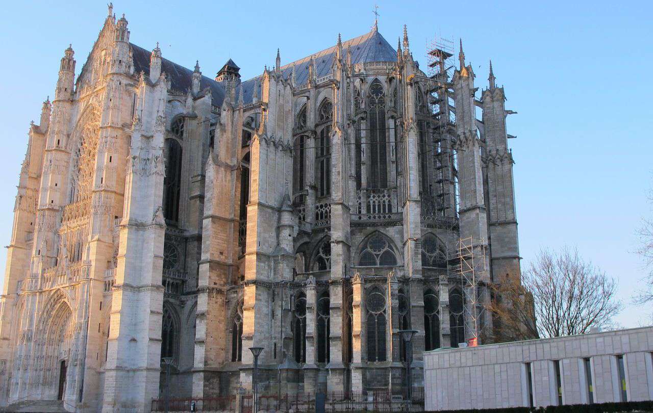 https://mdw-travel-data-us-east-1.s3.amazonaws.com/img/country/France/Cathedrale-Saint-Pierre-de-Beauvais/img_02.jpg