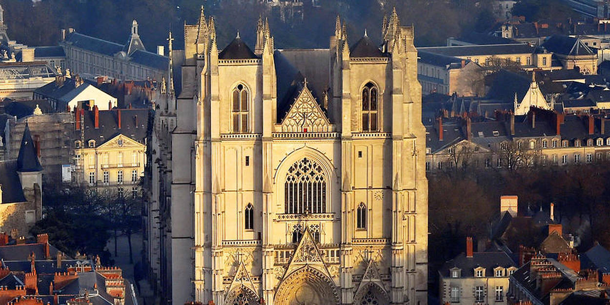 https://mdw-travel-data-us-east-1.s3.amazonaws.com/img/country/France/Cathedrale-Saint-Pierre-et-Saint-Paul-de-Nantes/img_02.jpg