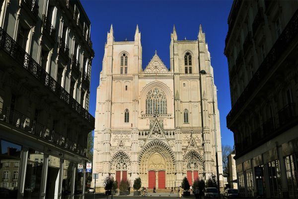 https://mdw-travel-data-us-east-1.s3.amazonaws.com/img/country/France/Cathedrale-Saint-Pierre-et-Saint-Paul-de-Nantes/img_04.jpg