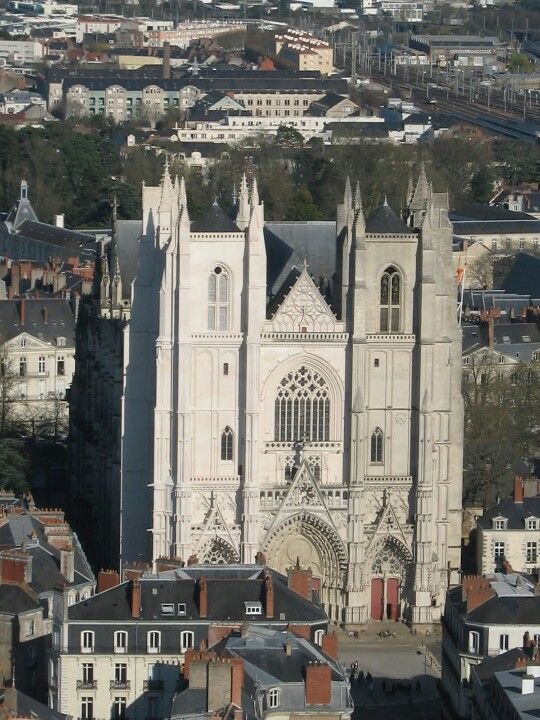 https://mdw-travel-data-us-east-1.s3.amazonaws.com/img/country/France/Cathedrale-Saint-Pierre/img_01.jpg