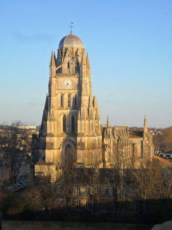 https://mdw-travel-data-us-east-1.s3.amazonaws.com/img/country/France/Cathedrale-Saint-Pierre/img_02.jpg