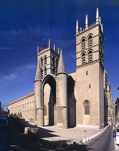 https://mdw-travel-data-us-east-1.s3.amazonaws.com/img/country/France/Cathedrale-Saint-Pierre/img_03.jpg