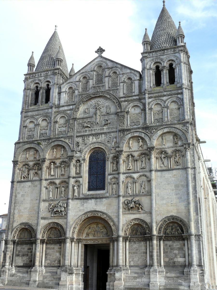 https://mdw-travel-data-us-east-1.s3.amazonaws.com/img/country/France/Cathedrale-Saint-Pierre/img_04.jpg