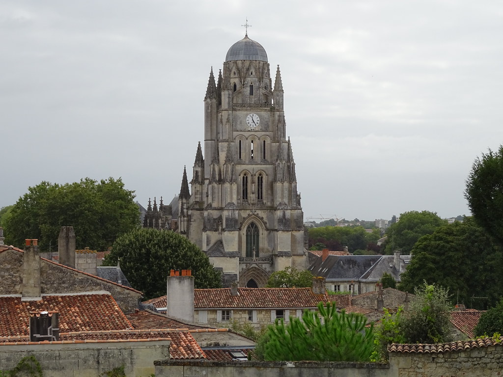https://mdw-travel-data-us-east-1.s3.amazonaws.com/img/country/France/Cathedrale-Saint-Pierre/img_05.jpg