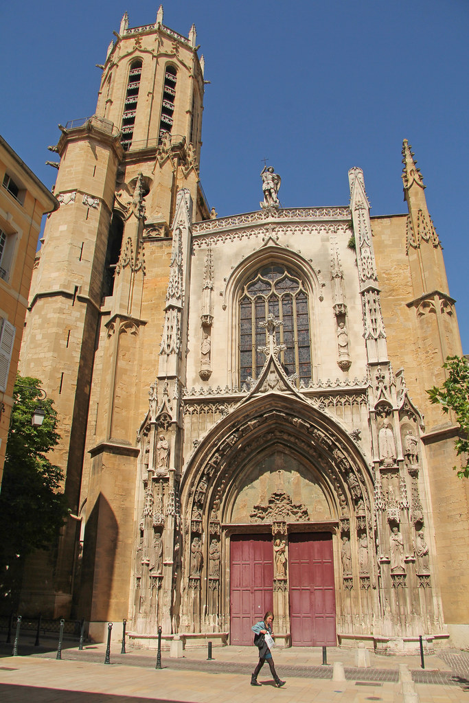 https://mdw-travel-data-us-east-1.s3.amazonaws.com/img/country/France/Cathedrale-Saint-Sauveur/img_02.jpg
