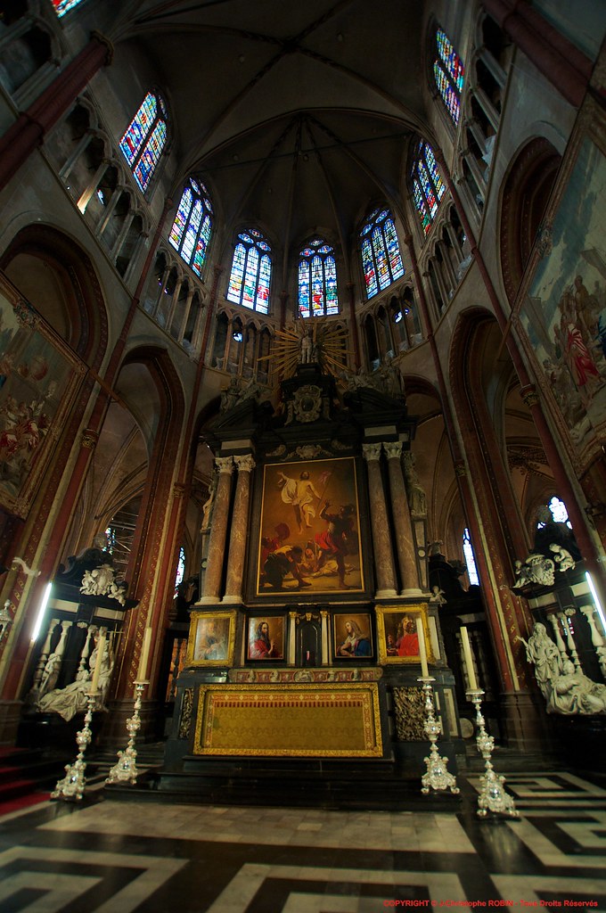 https://mdw-travel-data-us-east-1.s3.amazonaws.com/img/country/France/Cathedrale-Saint-Sauveur/img_03.jpg