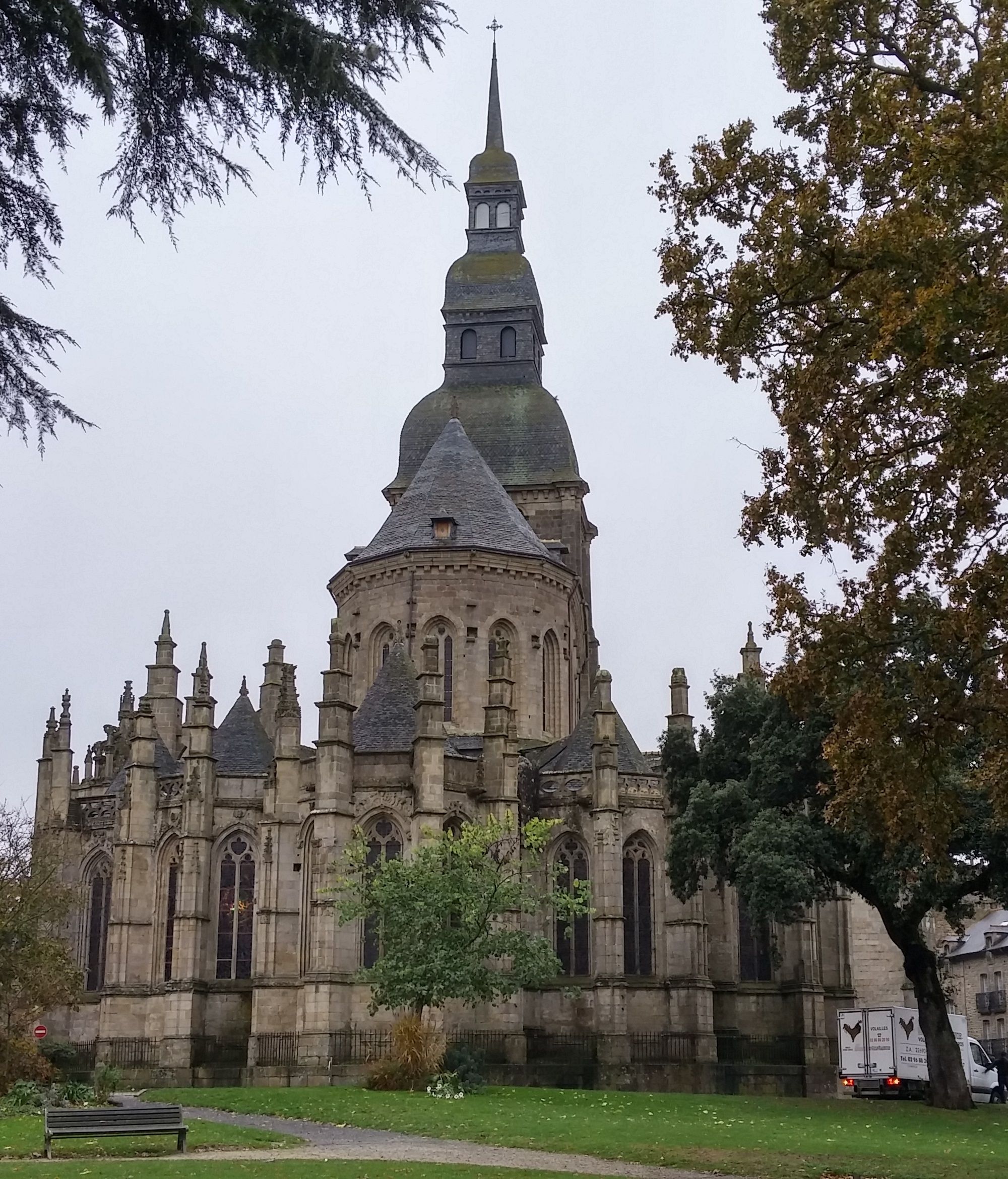 https://mdw-travel-data-us-east-1.s3.amazonaws.com/img/country/France/Cathedrale-Saint-Sauveur/img_04.jpg