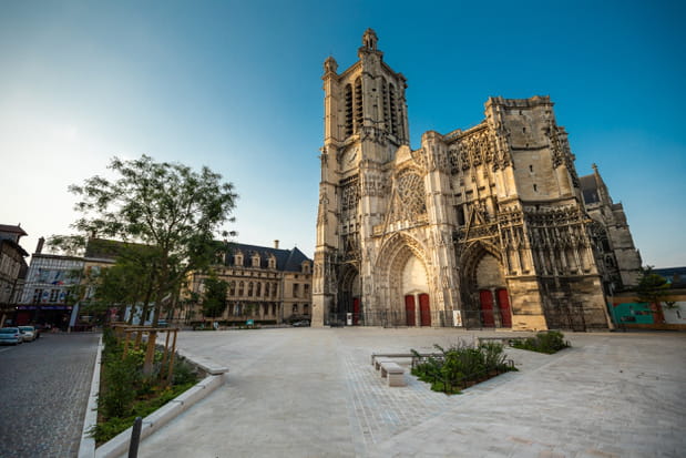 https://mdw-travel-data-us-east-1.s3.amazonaws.com/img/country/France/Cathedrale-de-Saint-Pierre-et-Saint-Paul/img_01.jpg