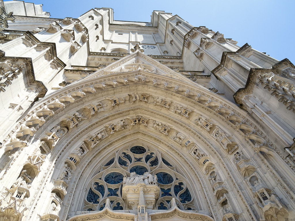 https://mdw-travel-data-us-east-1.s3.amazonaws.com/img/country/France/Cathedrale-de-Saint-Pierre-et-Saint-Paul/img_03.jpg