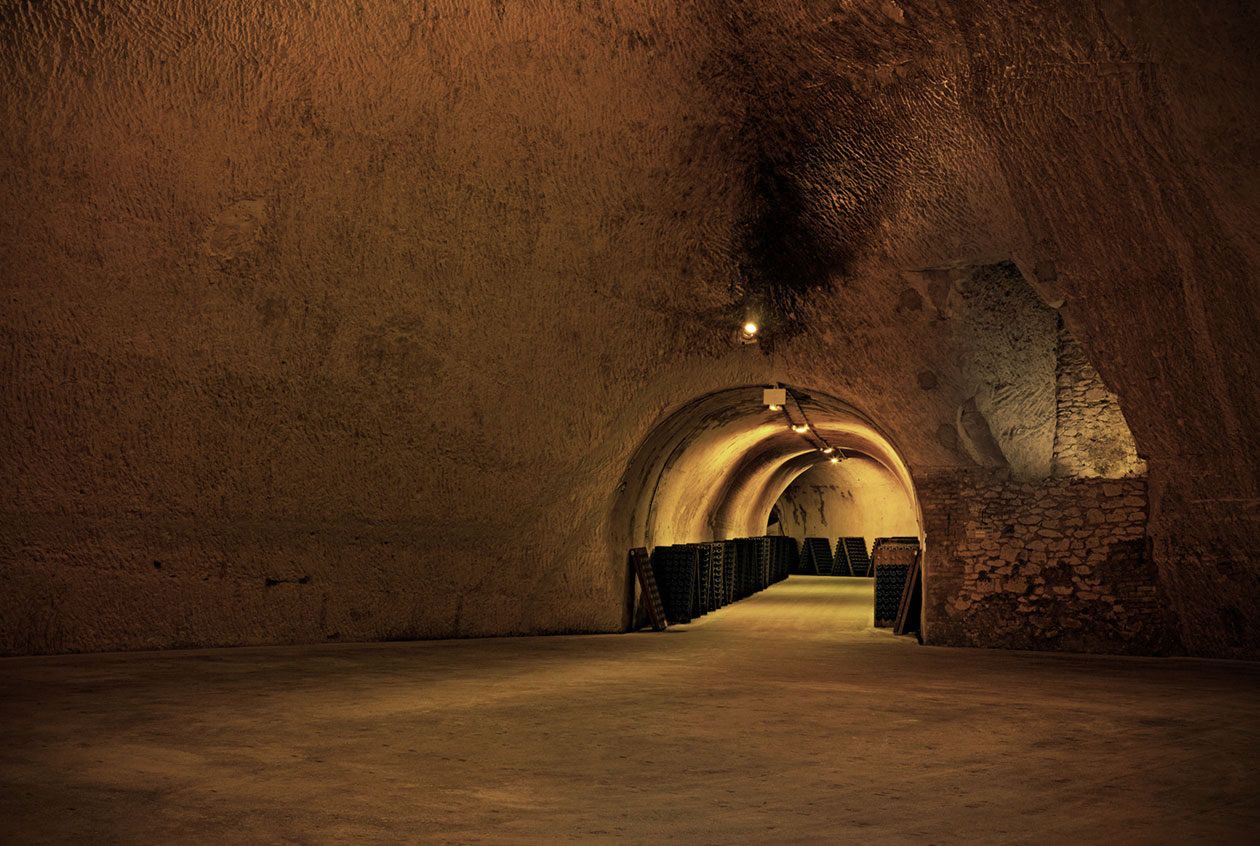 https://mdw-travel-data-us-east-1.s3.amazonaws.com/img/country/France/Caves-Ruinart/img_01.jpg