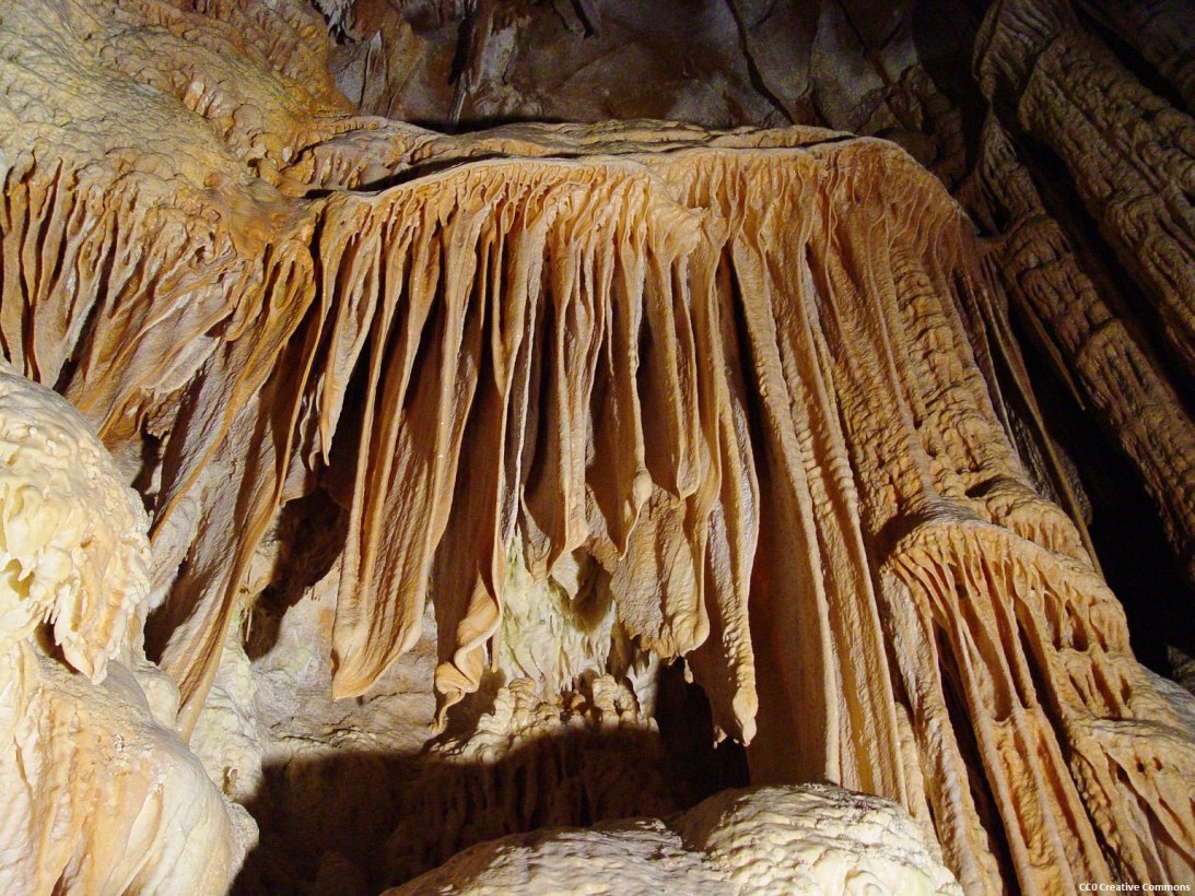 https://mdw-travel-data-us-east-1.s3.amazonaws.com/img/country/France/Caves-of-Aguzou/img_03.jpg