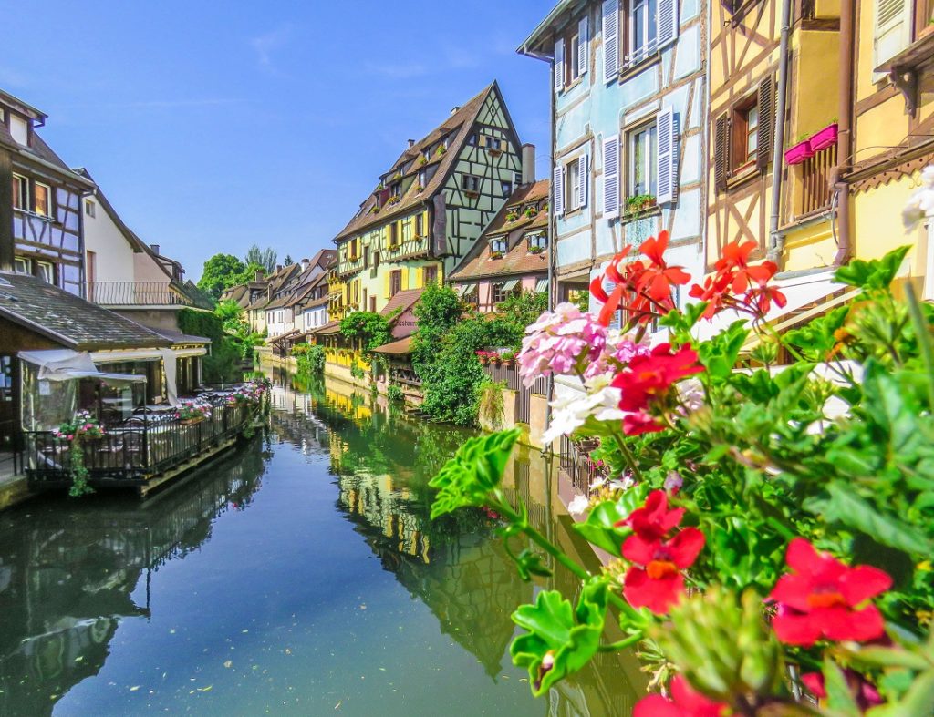 https://mdw-travel-data-us-east-1.s3.amazonaws.com/img/country/France/Centre-Ville/img_04.jpg