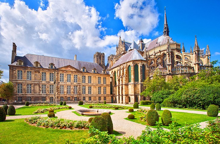 https://mdw-travel-data-us-east-1.s3.amazonaws.com/img/country/France/Champagne-Mercier/img_03.jpg