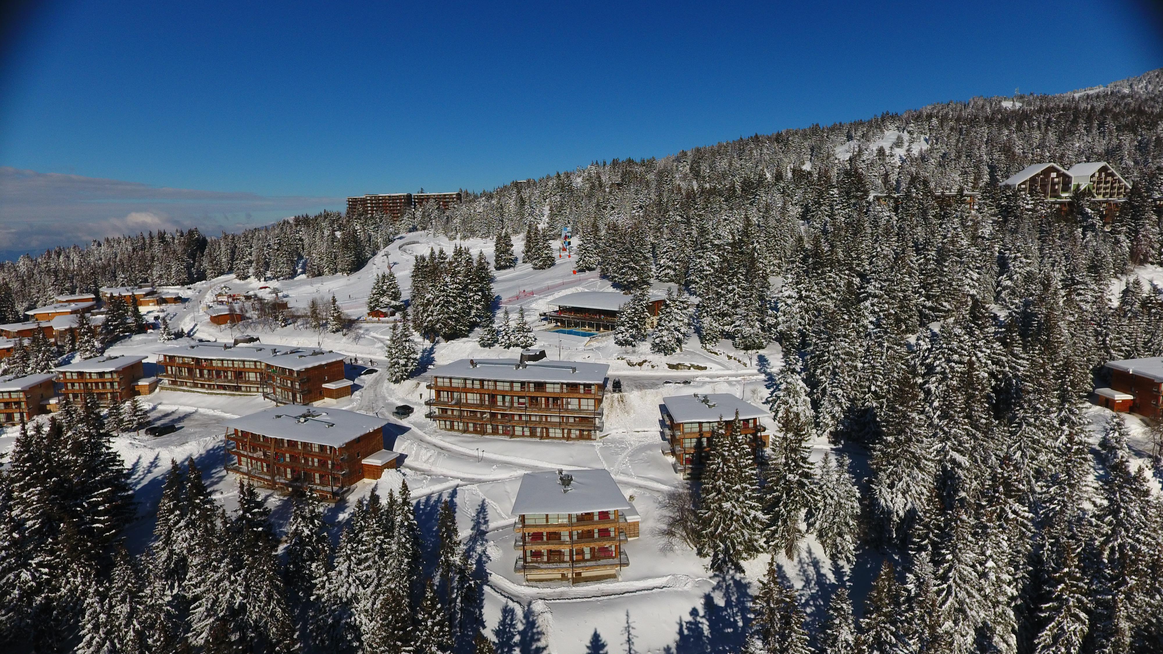 https://mdw-travel-data-us-east-1.s3.amazonaws.com/img/country/France/Chamrousse-Ski-Resort/img_03.jpg