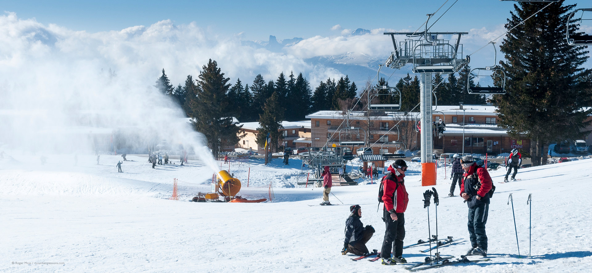 https://mdw-travel-data-us-east-1.s3.amazonaws.com/img/country/France/Chamrousse-Ski-Resort/img_05.jpg