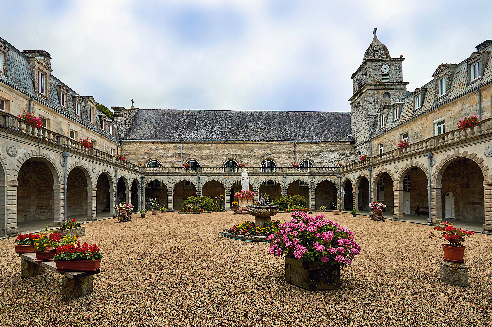 https://mdw-travel-data-us-east-1.s3.amazonaws.com/img/country/France/Chapelle-Saint-Maurice/img_02.jpg