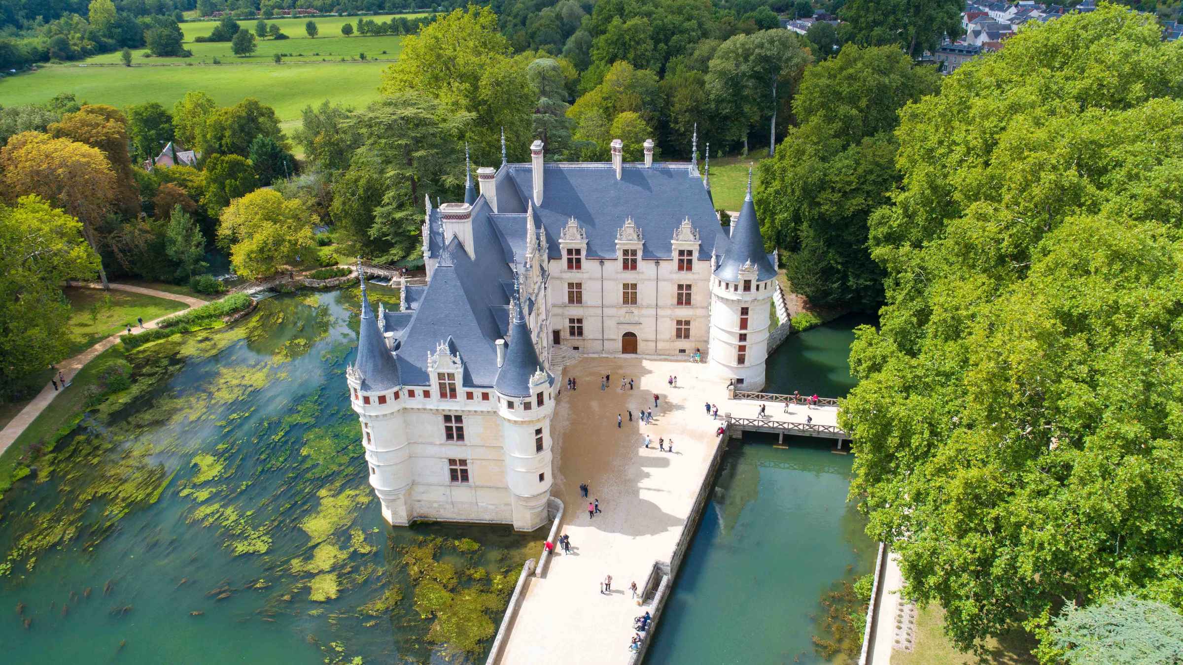 https://mdw-travel-data-us-east-1.s3.amazonaws.com/img/country/France/Chateau-Azay-le-Rideau/img_01.jpg