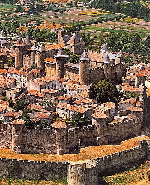 https://mdw-travel-data-us-east-1.s3.amazonaws.com/img/country/France/Chateau-Comtal/img_01.jpg