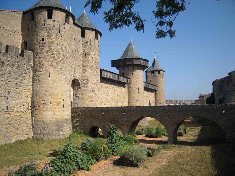 https://mdw-travel-data-us-east-1.s3.amazonaws.com/img/country/France/Chateau-Comtal/img_03.jpg