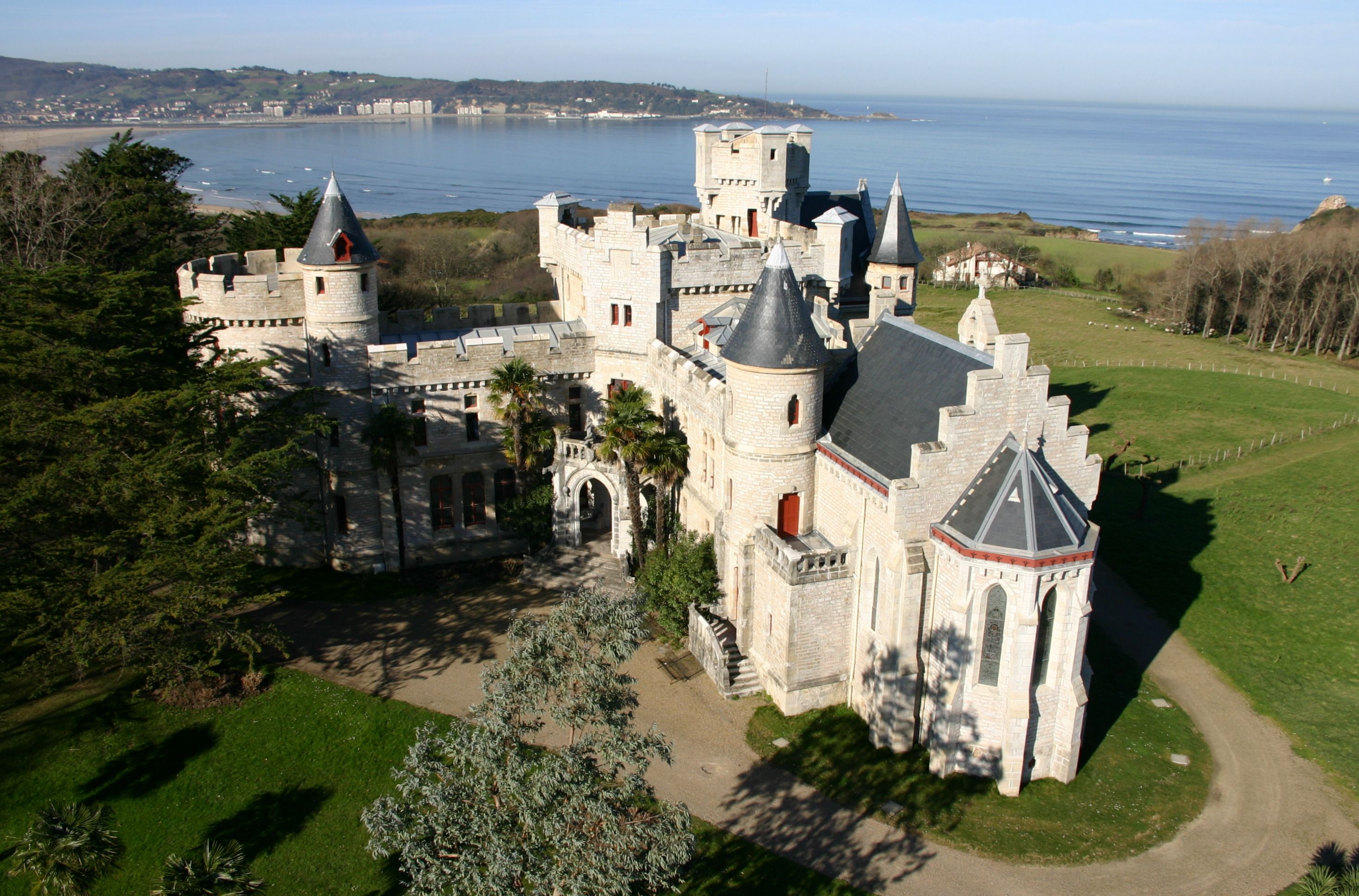 https://mdw-travel-data-us-east-1.s3.amazonaws.com/img/country/France/Chateau-dAbbadia/img_03.jpg