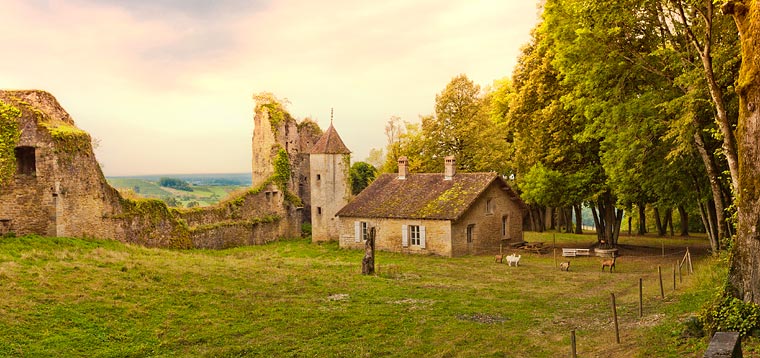 https://mdw-travel-data-us-east-1.s3.amazonaws.com/img/country/France/Chateau-dAlery/img_02.jpg