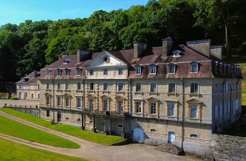 https://mdw-travel-data-us-east-1.s3.amazonaws.com/img/country/France/Chateau-dAlery/img_03.jpg